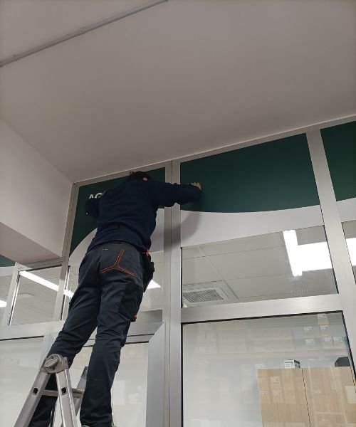 team-tipografia-eurooffset-veneto Team Eurooffset al lavoro, applicazione vetrofanie in Veneto